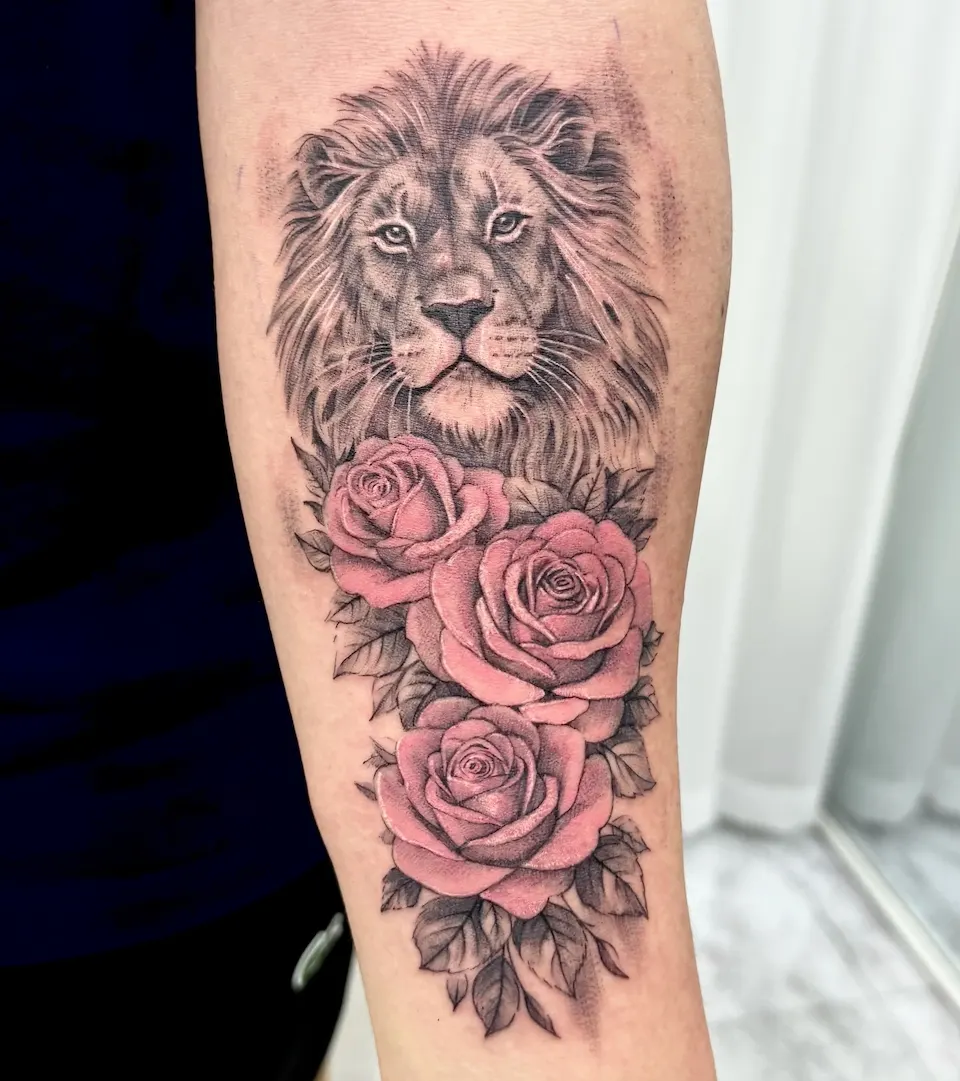 연재타투가 공개한 타투 작업 사진 — 사자와 장미 🦁🌹