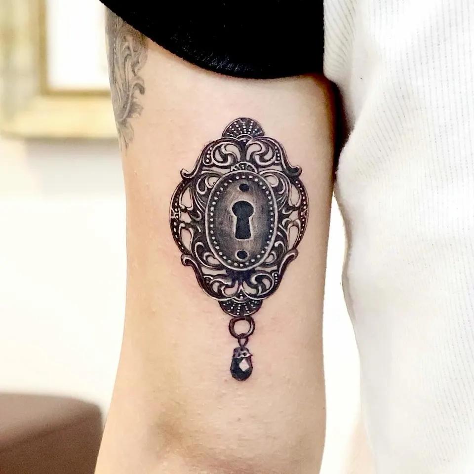 연재타투가 공개한 타투 작업 사진 — 앤틱 열쇠구멍 Antique keyhole