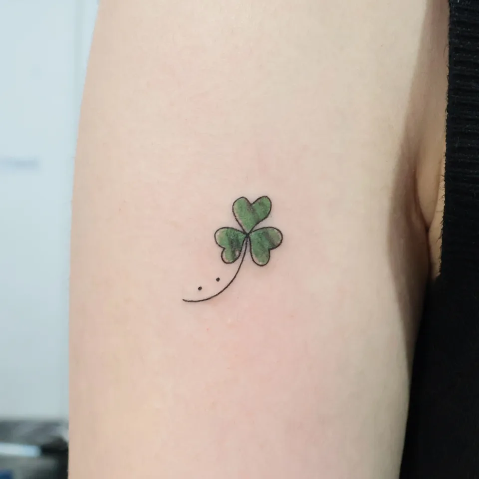연재타투가 공개한 타투 작업 사진 — 첫 타투로 선택한 작은 세잎클로버. 🍀