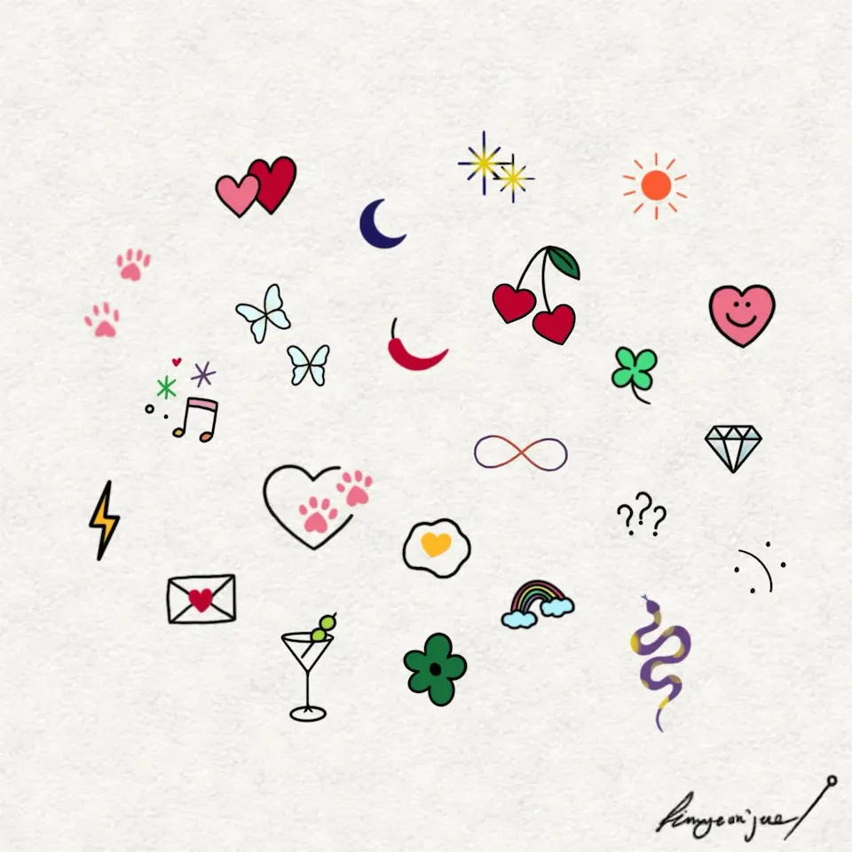 도안 시트 사진(시술 사진 아님), 질감 있는 종이 위에 하트, 초승달, 반짝이 별, 해, 체리, 네잎클로버, 나비, 발바닥, 무지개, 편지, 번개, 뱀 등 컬러 미니 심볼 스무 개 남짓이 흩어져 있고 오른쪽 아래에 작가 서명이 보임