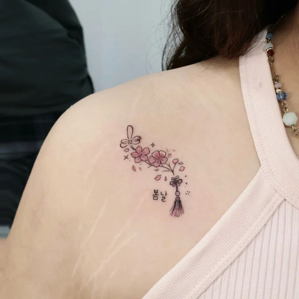 연재타투가 공개한 타투 작업 사진 — 한국의 봄을 오래 간직할 수 있도록 담아낸 작은 기념. 🌸 (1/2)