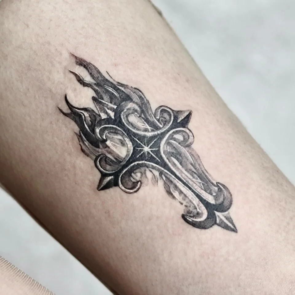 연재타투가 공개한 타투 작업 사진 — 홀리 크로스 Holly cross