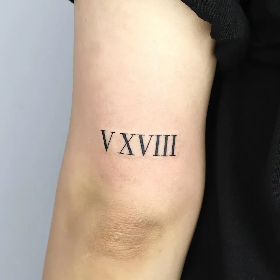 연재타투가 공개한 타투 작업 사진 — 팔꿈치 뒷쪽에 미니 로마숫자
