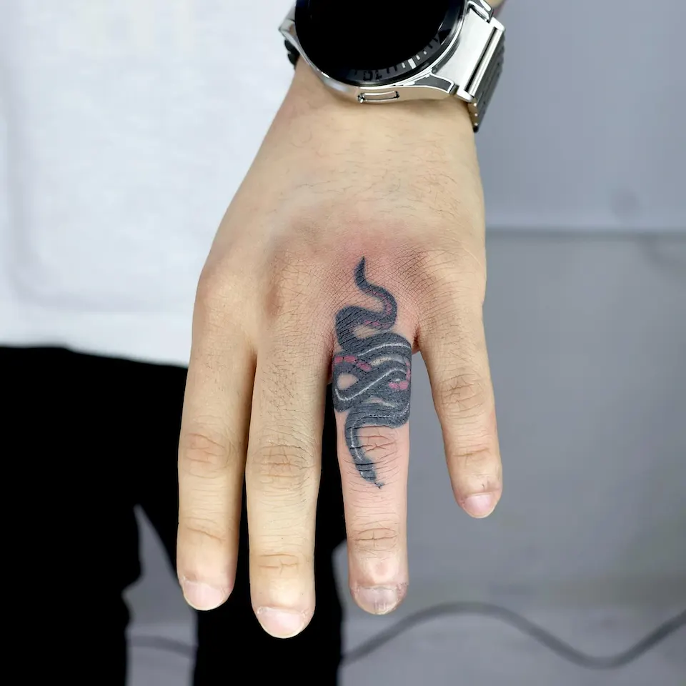 연재타투가 공개한 타투 작업 사진 — *핸드포크 handpoke*
