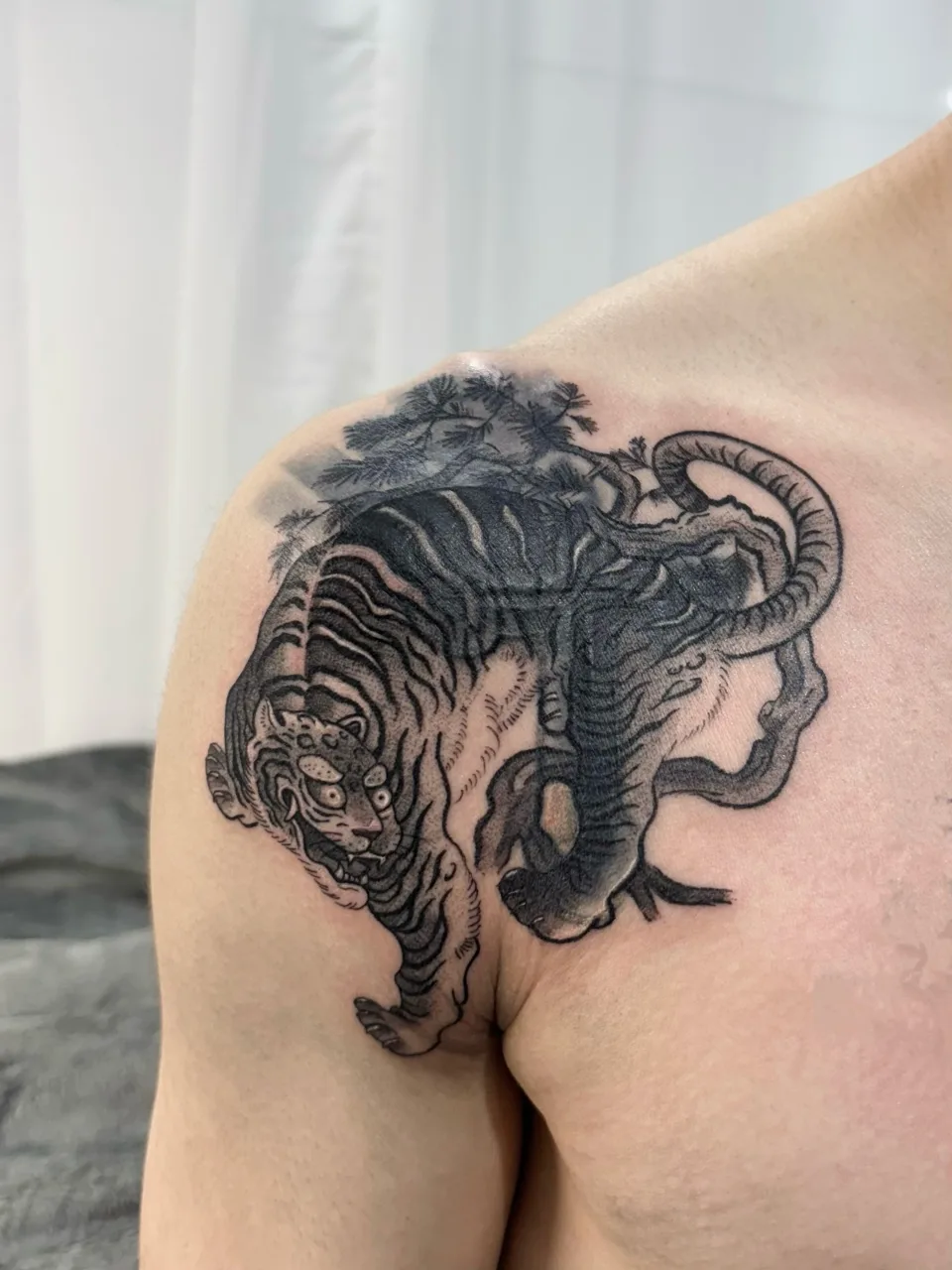 연재타투가 공개한 타투 작업 사진 — 호랑이 커버업 타투 🐅