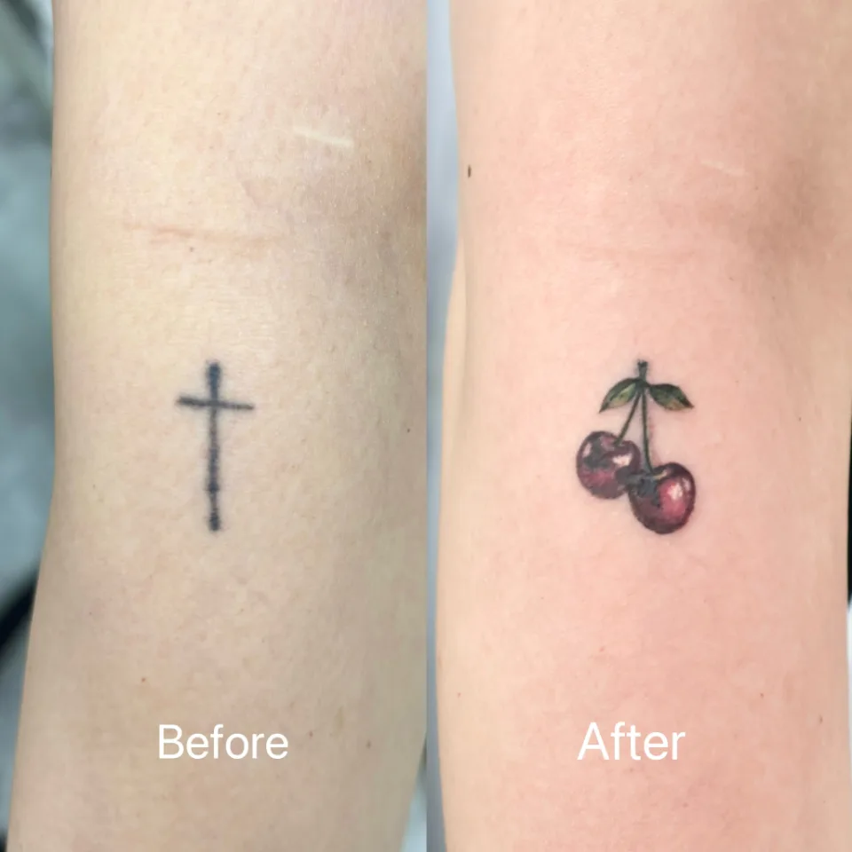 연재타투가 공개한 타투 작업 사진 — 체리 커버업 타투 🍒