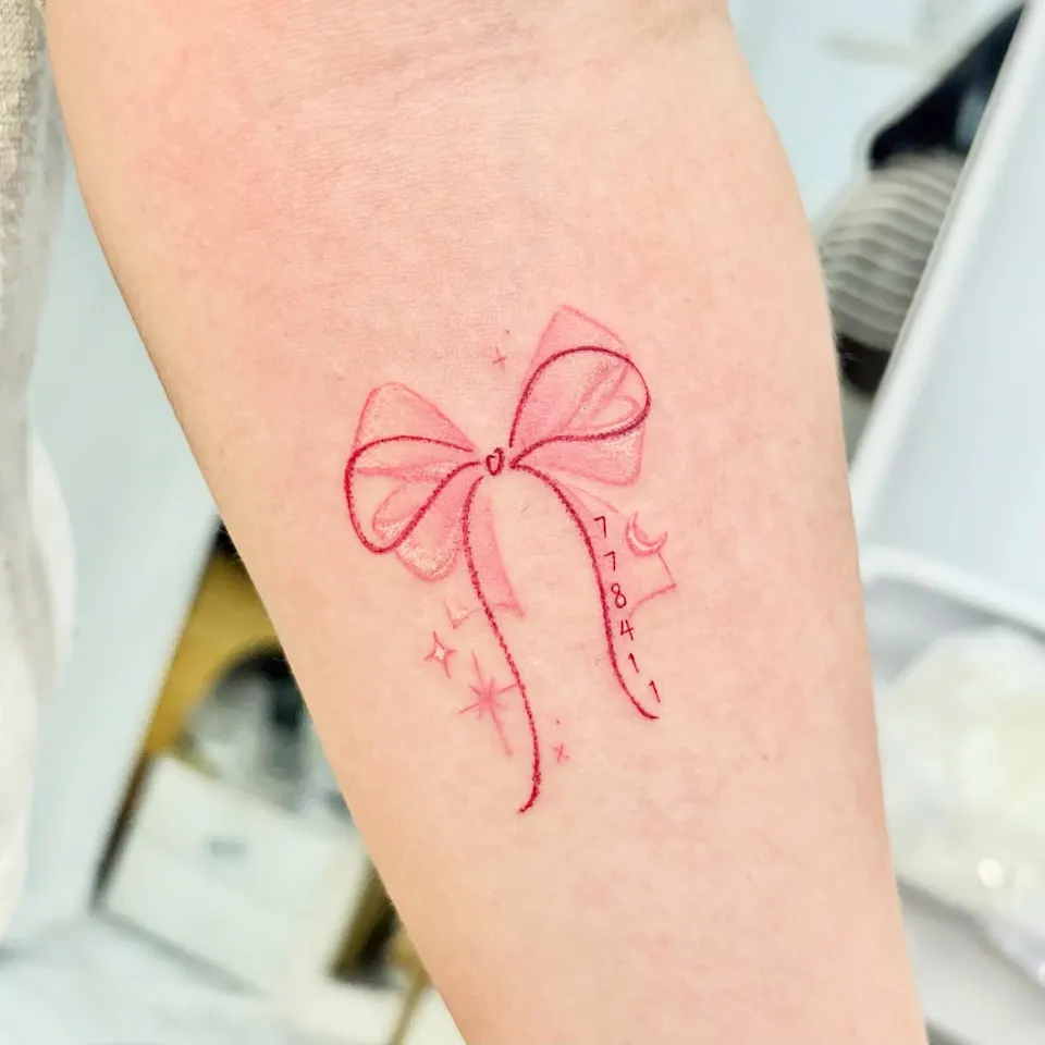 연재타투가 공개한 타투 작업 사진 — 🎀 핑크 리본 타투
