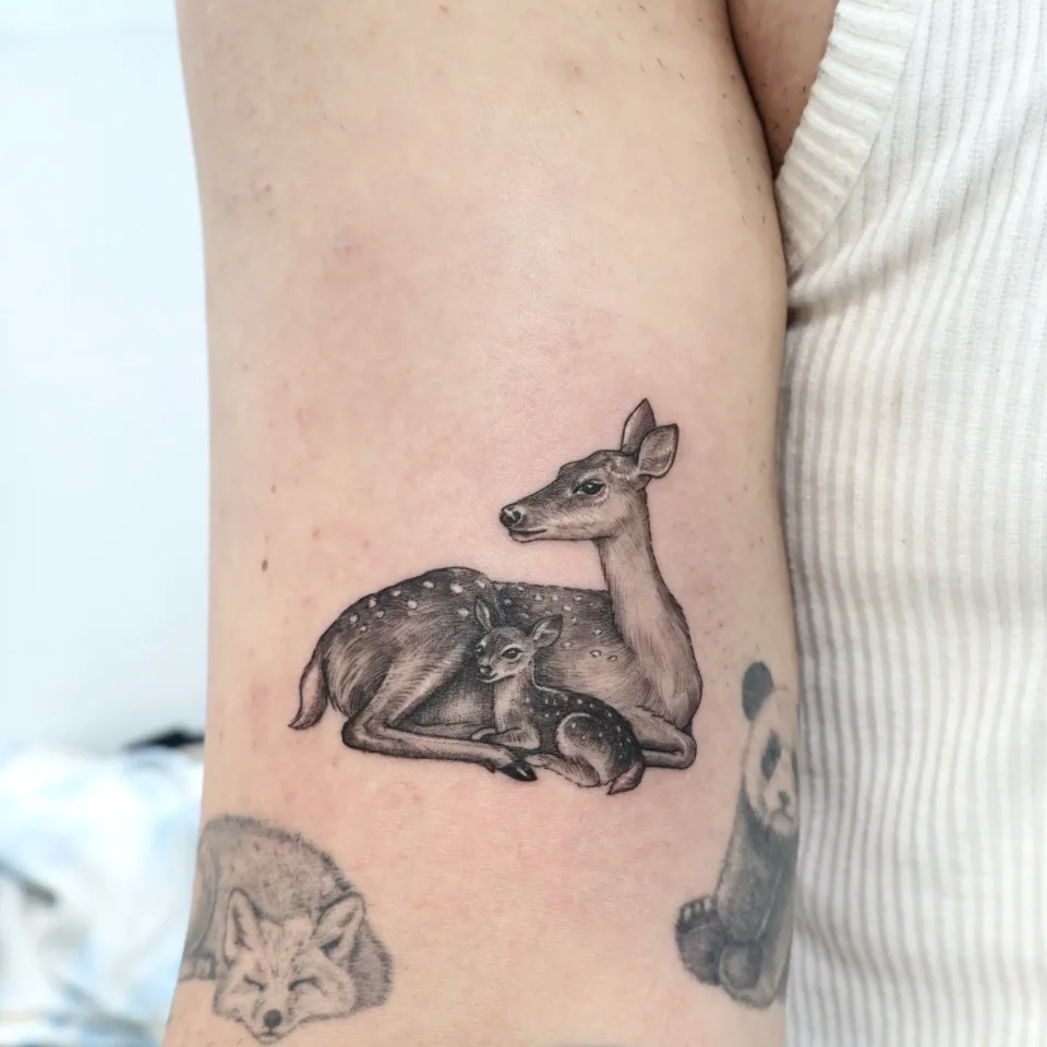 연재타투가 공개한 타투 작업 사진 — 사슴과 아기 사슴 타투 🦌