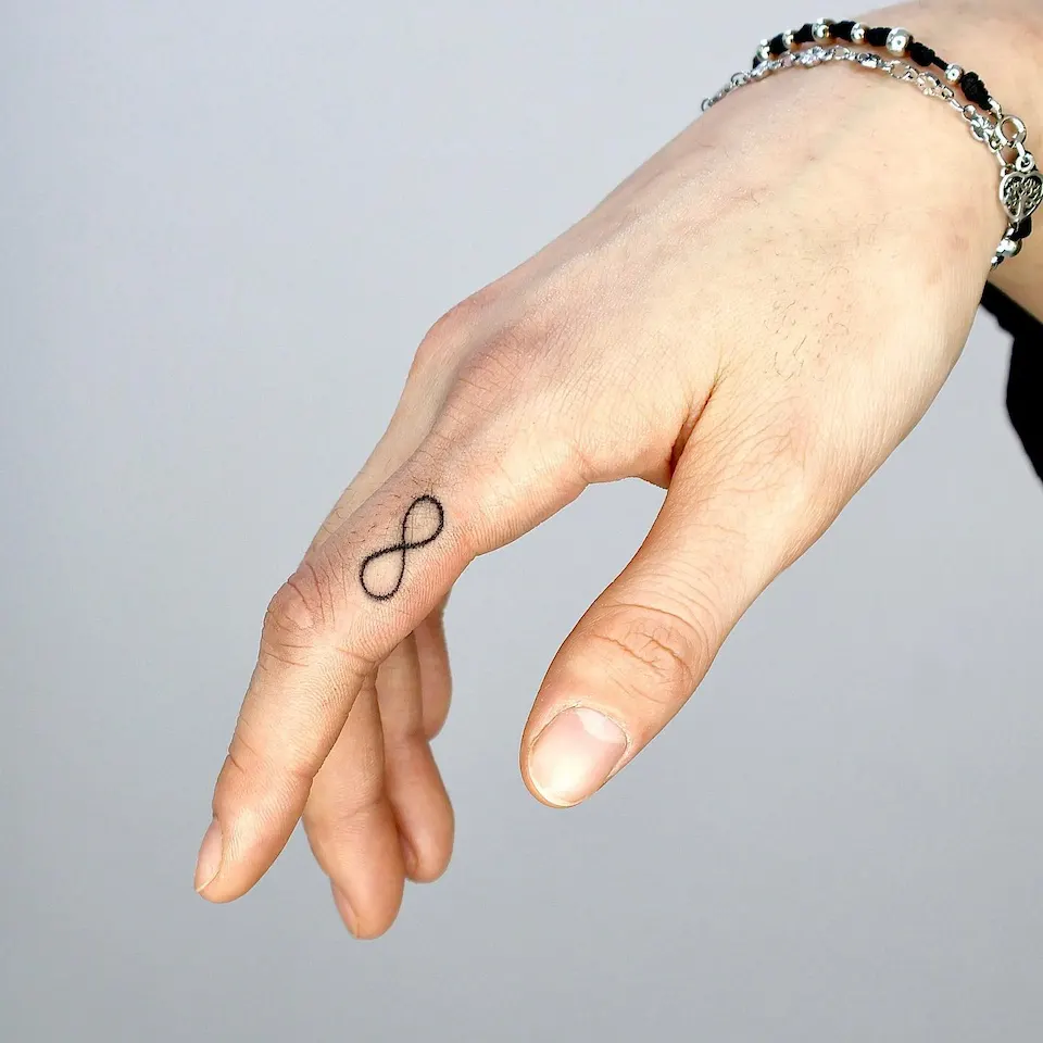 연재타투가 공개한 타투 작업 사진 — *핸드포크handpoke*