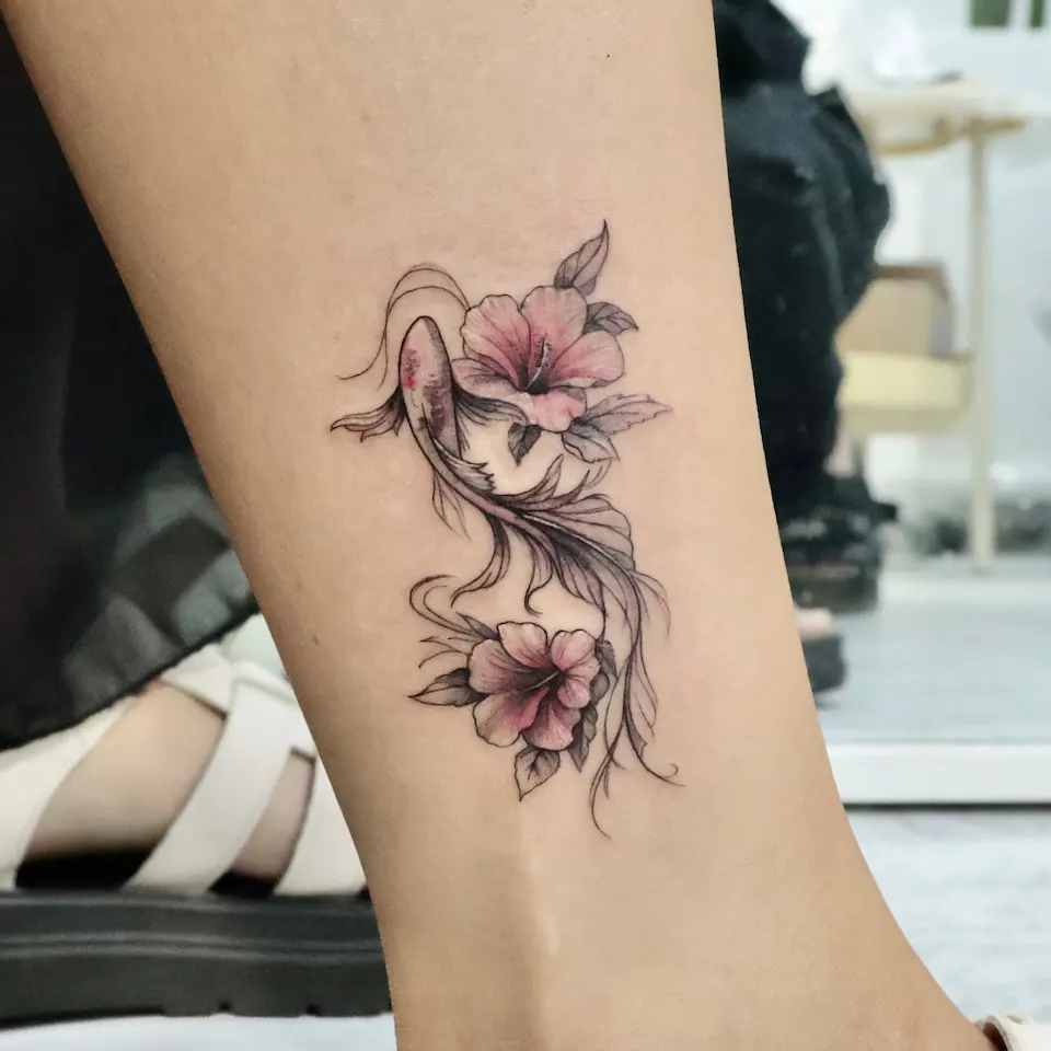 연재타투가 공개한 타투 작업 사진 — 발목에 담은 무궁화와 잉어 🌸