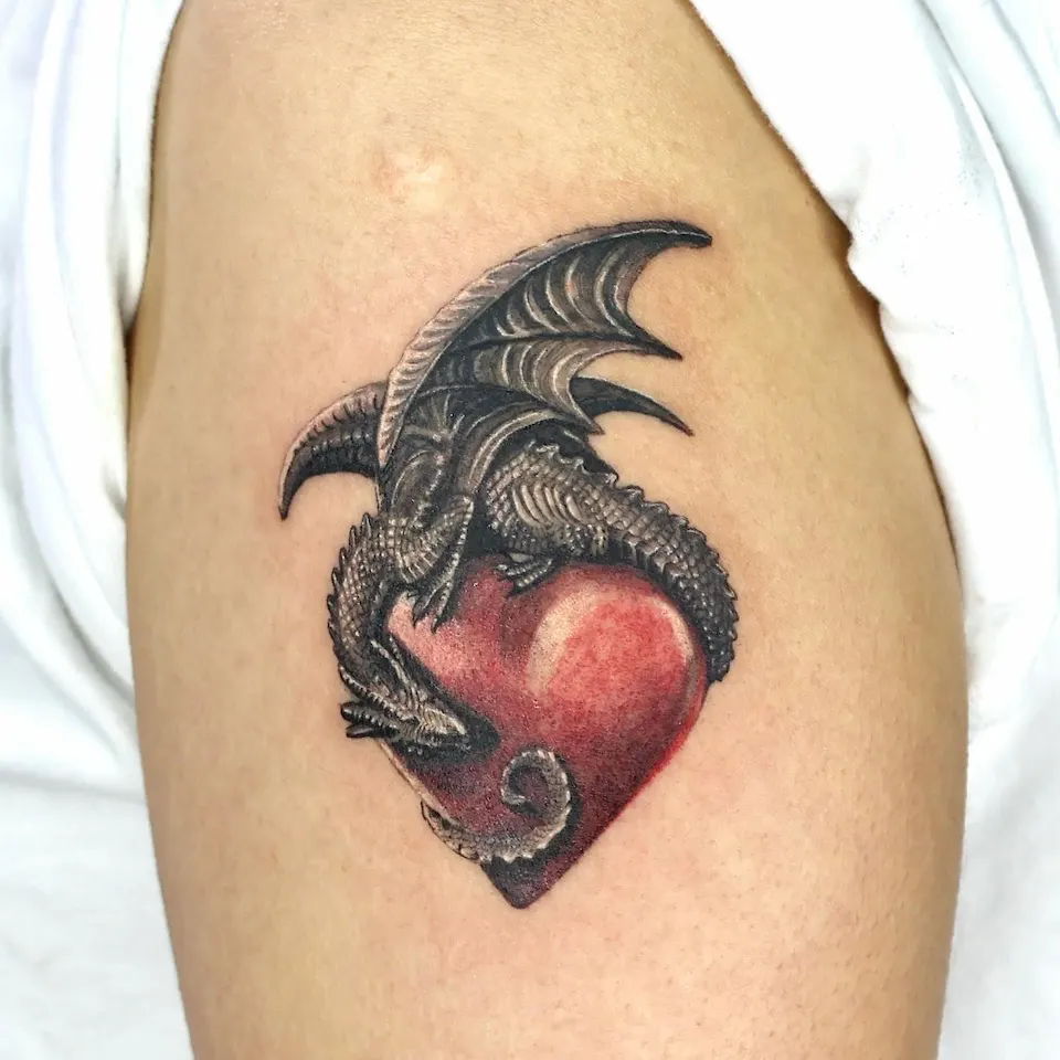 연재타투가 공개한 타투 작업 사진 — Dragon heart 강인한 마음
