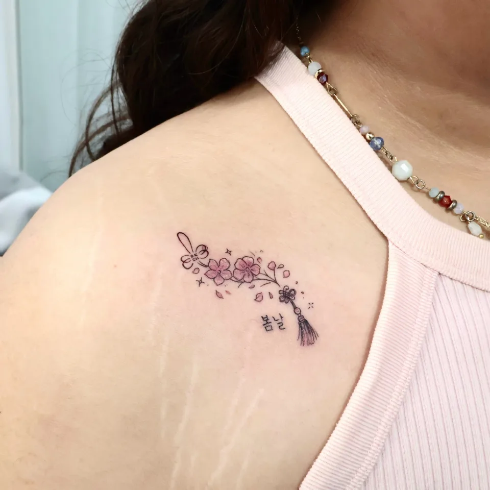 연재타투가 공개한 타투 작업 사진 — 한국의 봄을 오래 간직할 수 있도록 담아낸 작은 기념. 🌸 (2/2)