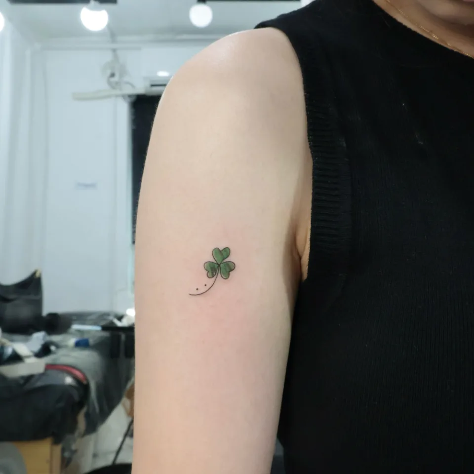 연재타투가 공개한 타투 작업 사진 — 첫 타투로 선택한 작은 세잎클로버. 🍀 (2/2)