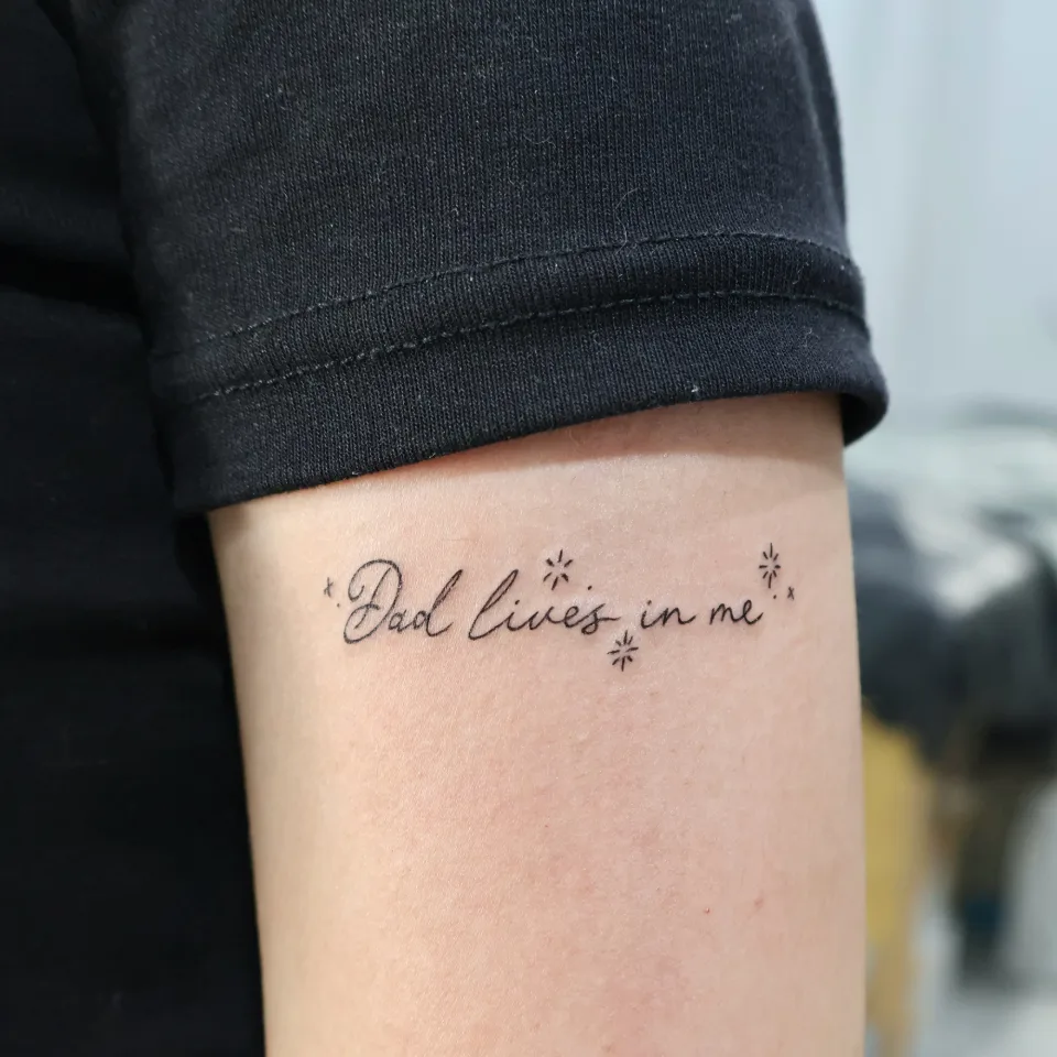 연재타투가 공개한 타투 작업 사진 — Dad lives in me 레터링 타투