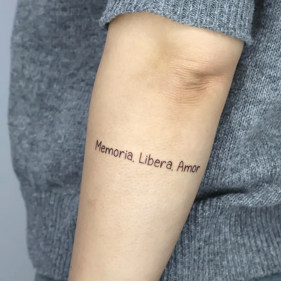 연재타투가 공개한 타투 작업 사진 — 팔꿈치쪽에 미니 레터링 새겨드렸습니다!
