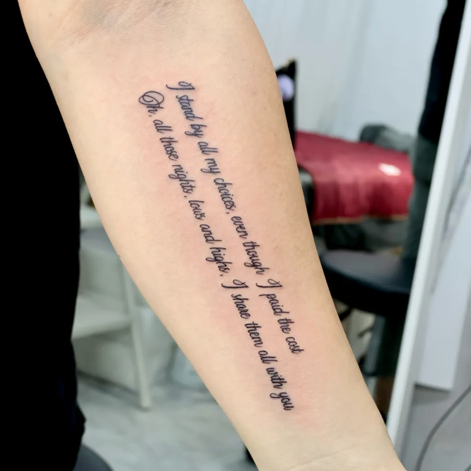 홍대 타투 작업, 팔뚝 위에 필기체 영어 문장 두 줄이 팔 길이를 따라 비스듬히 이어진 레터링 타투 사진